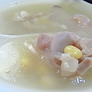 骨付き豚肉と大豆のスープ